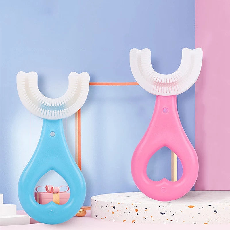 Présentation des deux brosses à dents en U bleu et rose en taille 2-6 ans