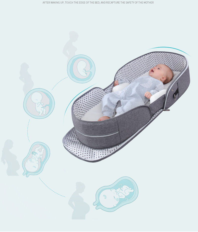 Bébé dans le couffin de voyage