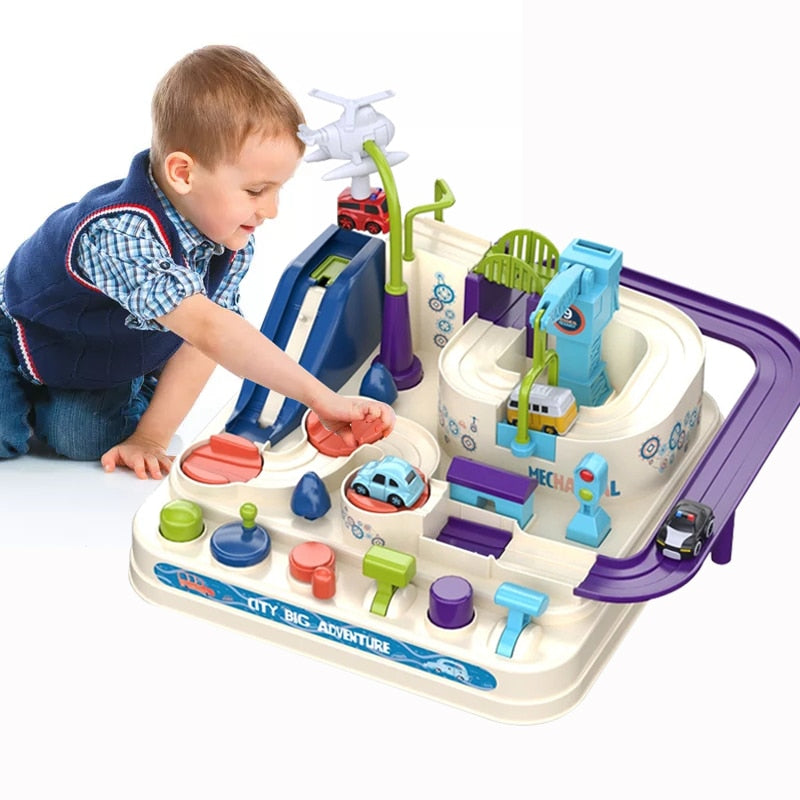 Un enfant joue avec le Circuit de Voitures Montessori blanc