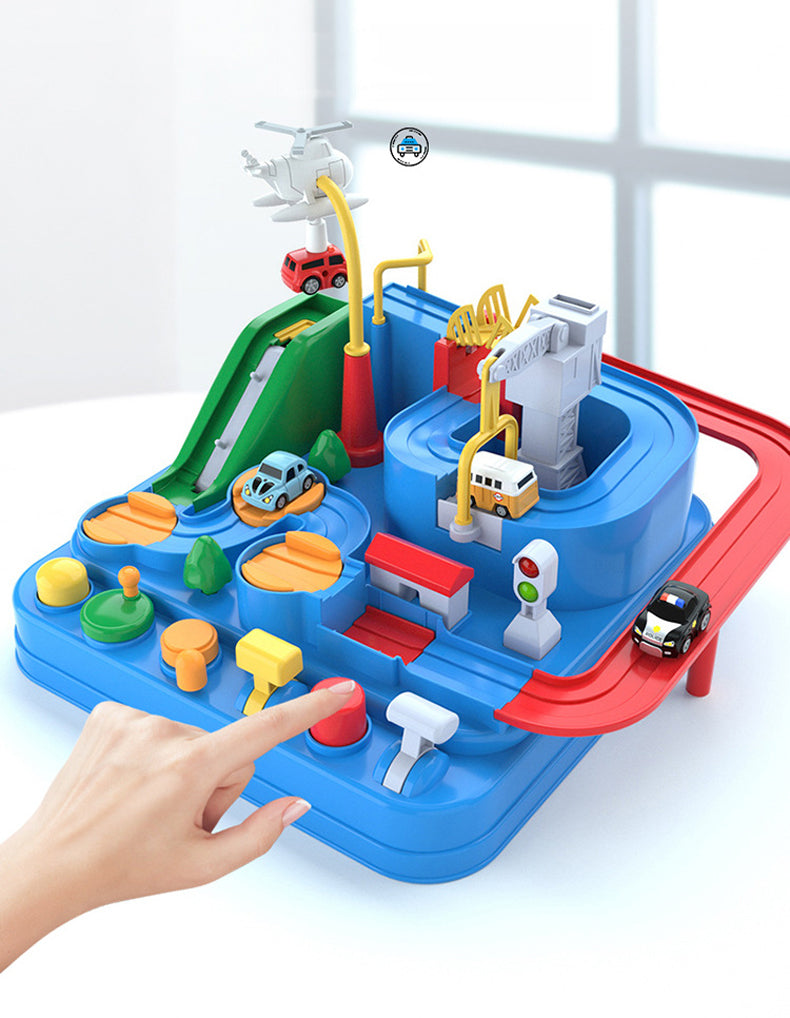 Un enfant joue avec le Circuit de Voitures Montessori Bleu