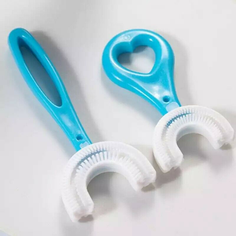 Présentation des deux brosses à dents en U bleu