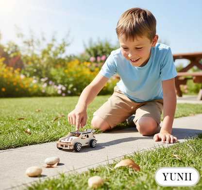Enfant jouant avec la voiture solaire - lifestyle YUNII