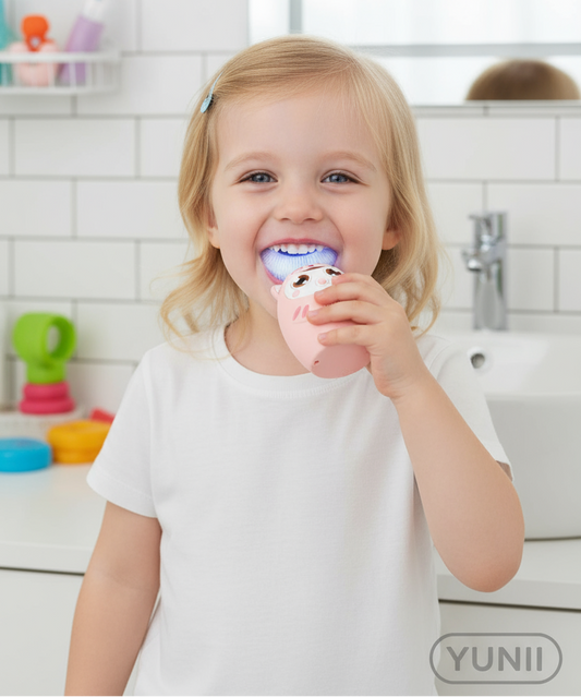 Enfant utilisant la brosse à dents électrique en U