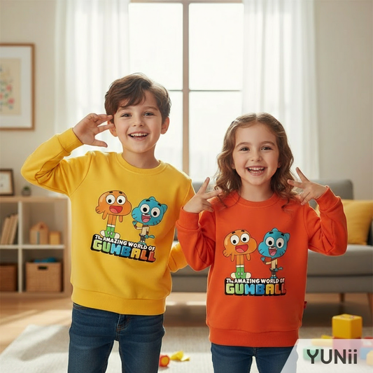 Enfants portant le pull Gumball avec logo YUNII encadré
