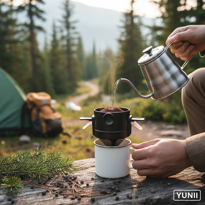 Personne utilisant le filtre à café réutilisable en voyage - lifestyle YUNII