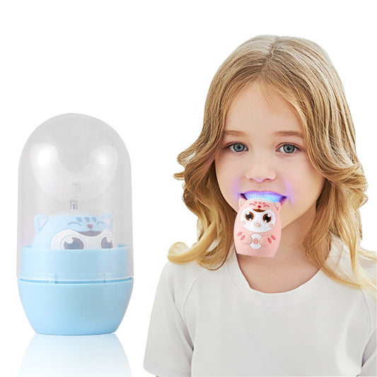 Enfant avec une Brosse à dents en forme de U dans la bouche