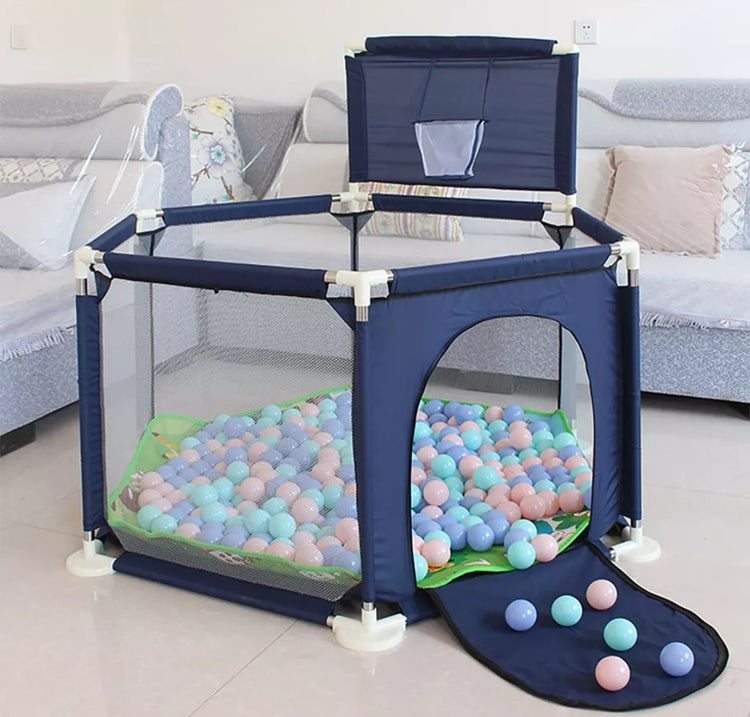 Baby Park octogonal ouvert avec boules.